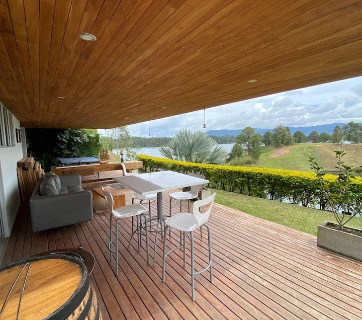 GUATAPE MODERN LAKE HOME